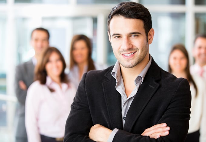 Gerente feliz liderando un equipo contento