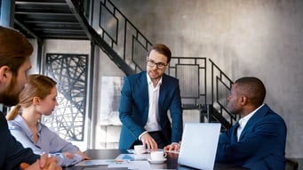Fotografía de un consultor liderando una sesión ejecutiva de planificación y seguimiento para CMMI