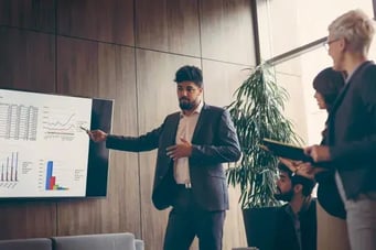Fotografía de un instructor explicando gráficas de desempeño durante una capacitación impartida por un CMMI Licensed Partner