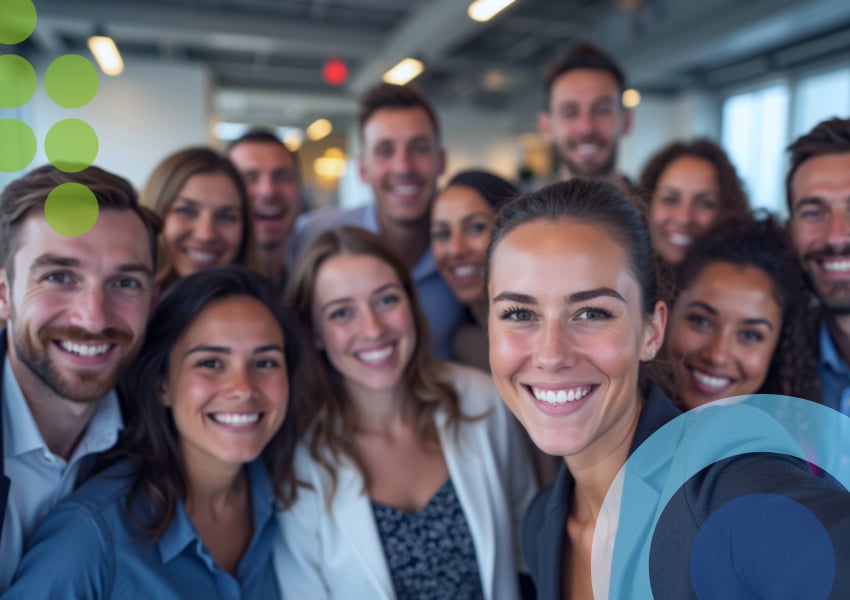 Equipo de Trabajo en una empresa Tech, alegres y unidos