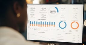 Fotografía de un especialista analizando métricas de rendimiento y métricas organizacionales en un monitor durante una evaluación CMMI