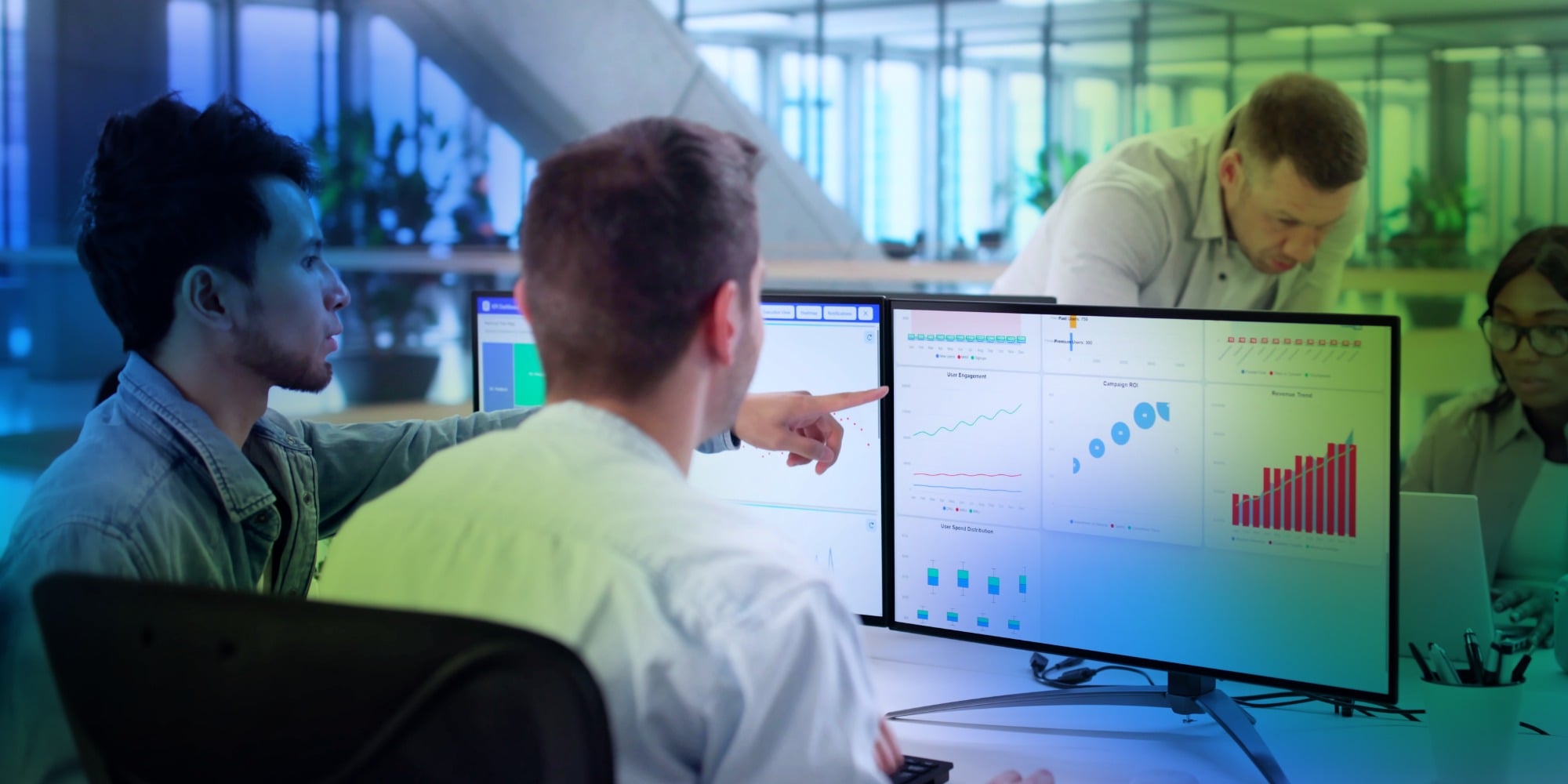Ejecutivos analizando datos y estadísticas de negocio para la toma de decisiones basado en las prácticas del modelo CMMI acorde a niveles 4 y de madurez.