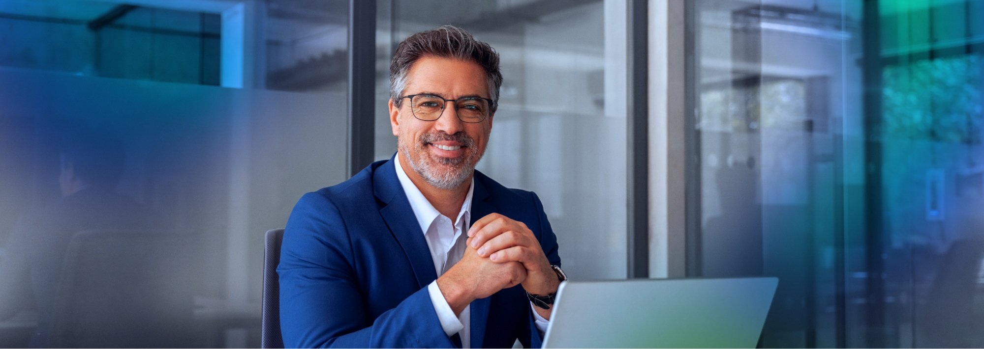 Empresario en su escritorio, planificación y desarrollo de la resiliencia organizacional