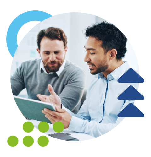 Consultor y ejecutivo analizando las prácticas del modelo CMMI